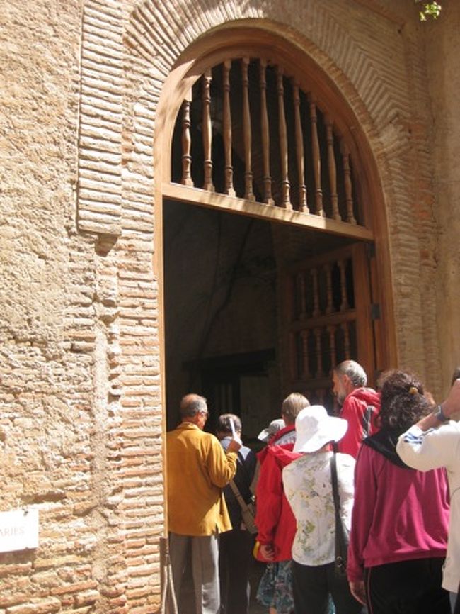 いよいよナスル朝宮殿の中へ☆<br /><br />カルロス５世が自分の宮殿を建てたばかりに<br />入り口はこんな狭い。