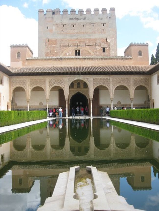 アルベールカの中庭<br /><br />池に写るコマレスの塔がきれい。