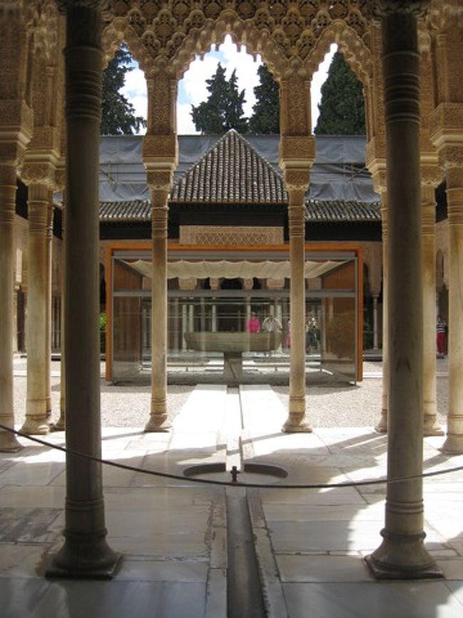 ライオンの中庭<br /><br />残念ながらライオン達はお散歩中でした。