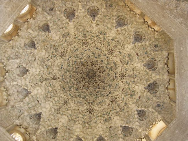 ２姉妹の間<br /><br />繊細で美しい天井♡<br />かつて後宮の一部だったそうです。