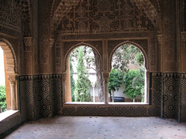 リンダラーハのバルコニー<br /><br />リンダラーハはムハンマドお気に入りの<br />マラガお偉いさんの美しい娘で<br />王族の一人と結婚して<br />この中庭の回りで暮らしていたそうです。