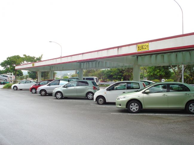 空港からレンタカーでホテルへ<br />沖縄自動車道の中城ＰＡで休憩<br /><br />屋根付きの駐車スペースに駐めました