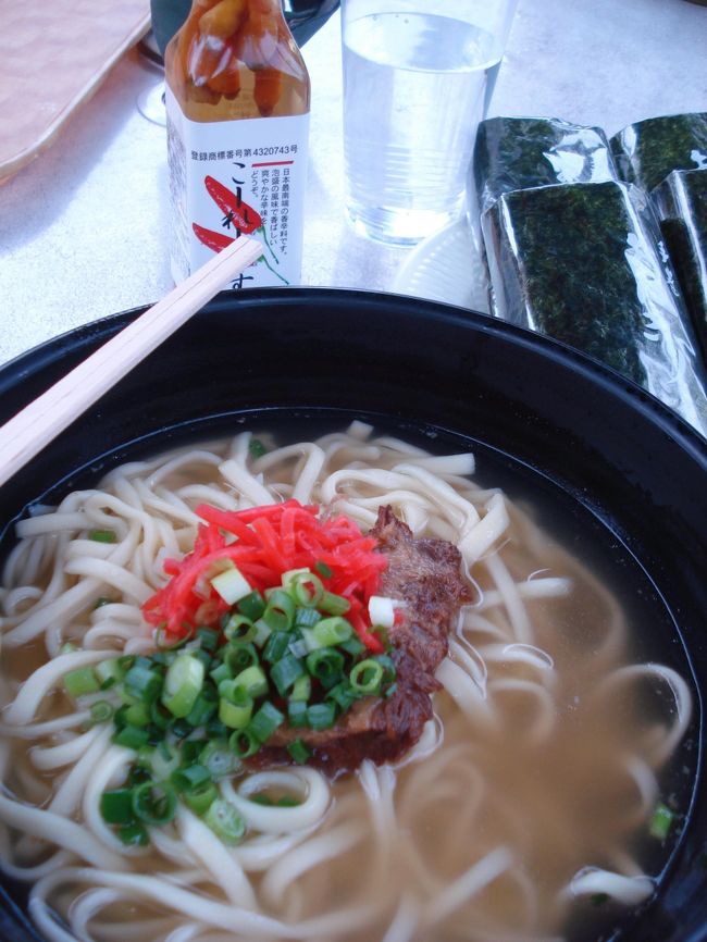 ホテルは４回目の<br />ロイヤルガーデンリゾートオキナワ<br /><br />１２時前に着いて<br />クラブシーサーカードをもらって<br />ルネッサンスリゾートオキナワヘ<br /><br />今回は４連泊なので<br />このカードでお昼が食べられます<br />宿泊当日から使えることは冬にルネッサンスに<br />泊まったときに知ったので<br /><br />今日のお昼はチップトップで<br />沖縄そばとおにぎりのセット<br /><br />