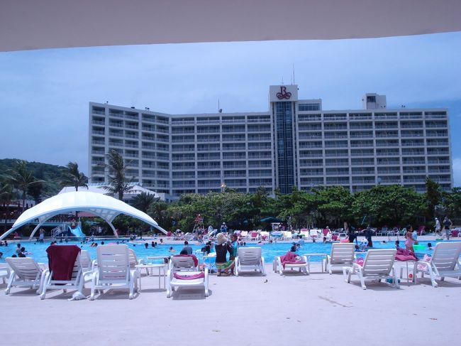 明日は台風でプールなんて無理そうなので<br />早速ルネッサンスのプール&amp;ビーチへ<br /><br />シーサーカードでシュノーケルセットを借りて<br />お魚探し<br />ここのビーチは少しだけ魚がいました<br /><br />カードでできる<br />ヨットサンセットクルージングと<br />ミルキーアート工房で<br />森の水族館と<br />海からの贈り物と<br />お絵かきキャンドルを予約しました<br /><br />ヨットは台風が過ぎてくれればできそう<br />工房では台風でもできるので<br />