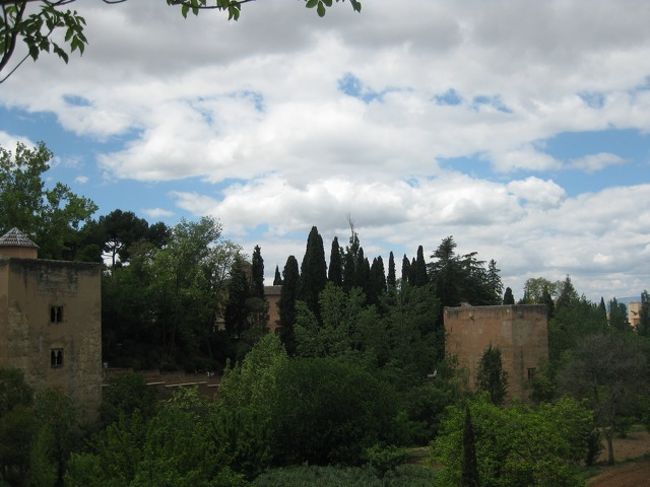 どっかの塔。<br /><br />アルハンブラ物語によると<br />想像できないけど塔の中はめっちゃ豪華で<br />三人の美しい王女が監禁されていたそうです。<br /><br />この伝説一番好きな話♡