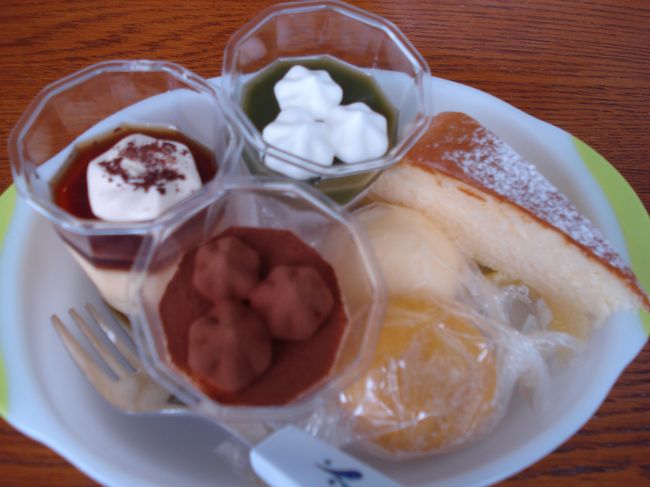 駄菓子からケーキ、ちんぴんなどいろいろあります<br />ブルーシールのアイスもあります<br /><br />ここのおかしのくにのいいところは<br />大人も食べられるところ<br /><br />冬にルネッサンスのおかしのくにに行ったときは<br />子どもだけで大人は立って見ているだけ<br /><br />ロイヤルさんありがとう！<br /><br />