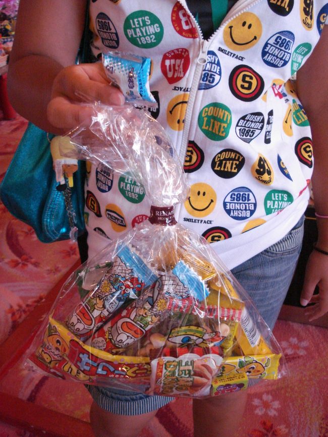 おやつの後は<br />ゆんたくぬしまへ<br /><br />これまたシーサーカードで<br />スーパーボールすくいをしました<br /><br />すくった数でお菓子がもらえます<br />大きいお姉ちゃんは<br />１５個すくって<br />お菓子セットゲット