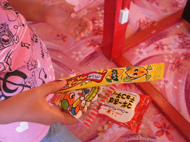 小さいお姉ちゃんは<br />お菓子３個ゲット