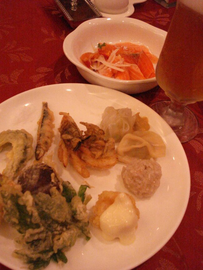 夕ご飯はロイヤルガーデンの潮州<br />ちゃんぷる〜バイキング<br />子どもは大人と一緒で無料です<br /><br />オリオンビールで乾杯！<br /><br />天ぷらや飲茶メニューがおいしい