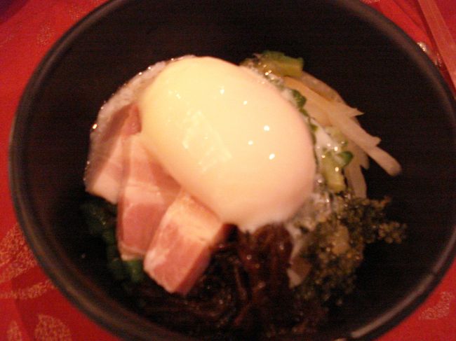 どんぶりコーナーがありました<br /><br />うみぶどうに<br />塩豚に<br />温泉卵に<br />パパイヤに<br /><br />いろいろのせて〜おいしい♪