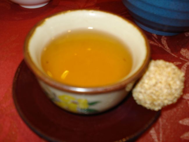 中華のレストランなので<br /><br />さんぴん茶とごま団子<br />あーおなかいっぱい