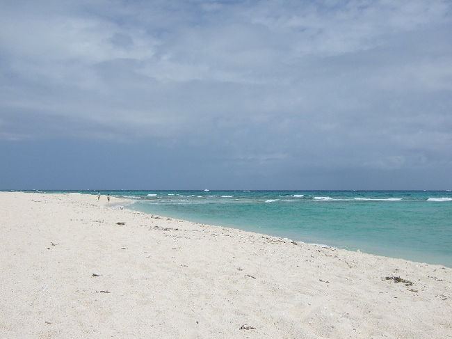 若干雲が多いけど、暑い！！<br />反対側は波も穏やかで人もいっぱいいました。<br />