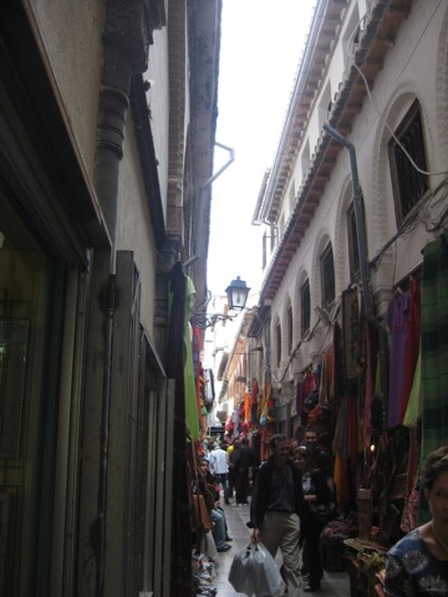 こんなアラブっぽい通りもありーの。