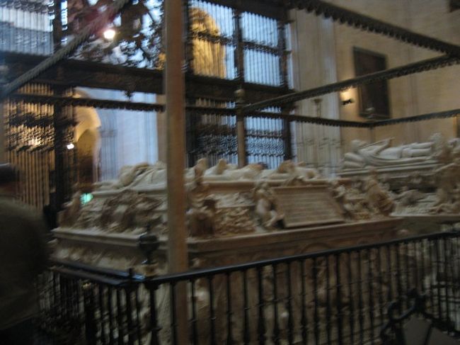 王室礼拝堂<br /><br />イザベルとフェルナンド・フアナとフェリペのお墓<br />地下が見れるようになっていて棺が見れる。