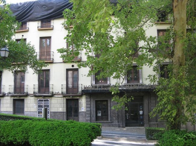 アルハンブラ宮殿に行く途中にある<br />ワシントンアーヴィングホテル<br /><br />やってませんがやっぱりオバケでそうで興味ある。