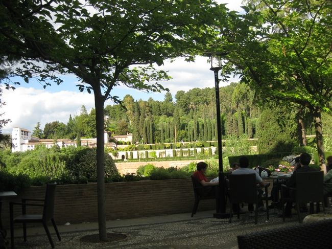 アルハンブラ宮殿の中にあるもう一つのホテル<br />パラドール・デ・グラナダ<br /><br />最近改装したらしく中はめちゃくちゃキレイ！！<br />ヘネラリフェを見ながらお茶♪<br /><br />でも観光地のホテルだよ。<br />サービスは期待してはいけませぬ。