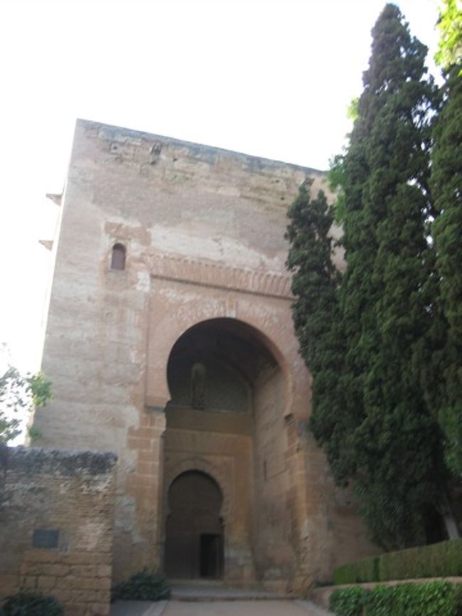 裁きの門<br /><br />アタシの好きな伝説の１つ。<br />その昔洞窟に住む怪しい占い師<br />と美しい王女が忽然とこの門の下に姿を消したらしい。<br /><br />手と鍵の魔法がかかってるんだってー。