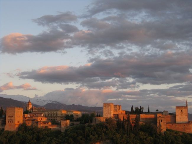 夕焼けに染まるアルハンブラ宮殿