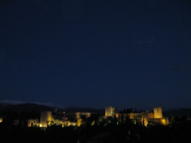 ライトアップされたアルハンブラ宮殿<br /><br />帰り道。<br />バスがあまりにもこないので歩いてみた。<br />旅の友・歩き方には<br />”この地区は危険すぎるので絶対にひとりであるかないこと”<br />と書いてあったよーな。<br />でもいくつかグループも歩いてるし。<br />と思ってついて行こうとしたら<br />みんな立ち止まってくれる。<br />アタシが不審者ですか。<br /><br />なので結局ひとりであるかなくちゃいけなくて<br />ほんでこわかった！！から走ったよー。無事帰還。