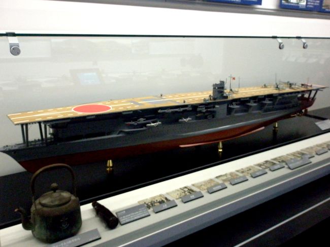 空母赤城の模型<br /><br />開戦後は第一航空艦隊の旗艦として真珠湾攻撃、ラバウル攻撃、ポートダーウィン攻撃と転戦。セイロン沖海戦では、他の空母とともに英海軍重巡洋艦「ドーセットシャー」、空母「ハーミーズ」を撃沈するなど破竹の進撃を続けた。しかし当時、赤城で中佐ながら飛行隊長を務め（飛行隊長は本来、少佐のポスト）、第一航空艦隊航空部隊の総指揮官格だった淵田美津雄が、アメリカ太平洋艦隊を相手としないインド洋作戦などで熟練搭乗員を徐々に消耗させて行くことに反対だったことはよく知られている通りであり、インド洋作戦中の1942年4月1日、赤城の常用搭載機数は、艦戦18、艦爆18、艦攻18に減らされ、中型空母の蒼龍、飛龍と同じ航空攻撃力しか持たなくなった。<br /><br />