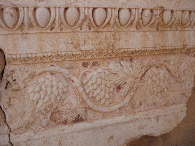 下部は葡萄と蔓のレリーフ。<br /><br />驚くほどきれいな状態で残っています。