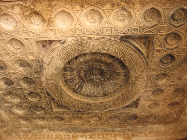 こちらの天井にも、非常に美しい模様が彫られています。<br />煤が付着しているように見えるのは、火を焚いたからでしょうか。