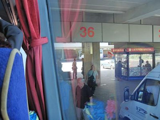 VILINIUS発10:00 到着予定14:00 高速バス　50LTS = 2000\<br />4泊もしてしまったAゲストハウスに別れを告げる。<br />こじんまりとしていて、物価も安いこの街は俺にとって居心地が良かった。