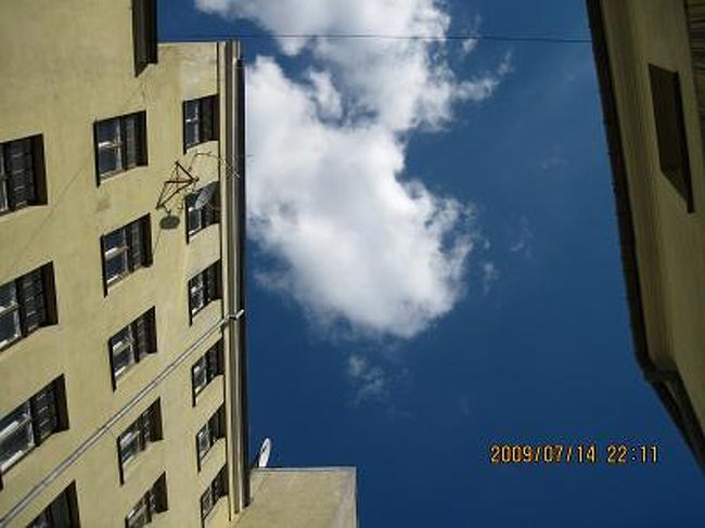 時間が3時過ぎていたので、店内はガランとしている。<br />奥のテラス席に座る。<br />谷間の空・・・きれいだ。