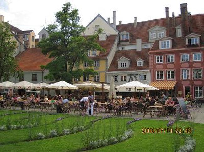 トラムに近い方の広場は、設営カフェが立ち並びたくさんの観光客が腰を下していた。