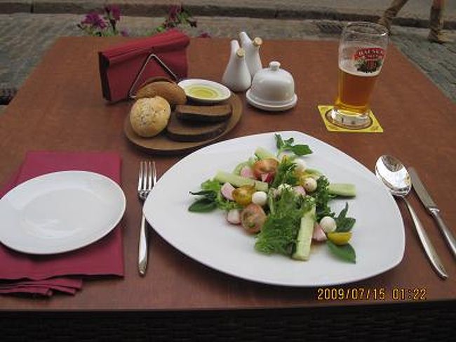 蟹のレストランを発見。店のマークが蟹なだけだったりしてw<br />念を押してみる。<br />「ここは蟹料理屋さん?」<br />「はい。てんぷら、ビスク、サラダ、色々あります。」<br />「ラトビア蟹って有名なの?」<br />「さぁ　どうなんでしょ?」<br />質問が変だったせいか、細身のウェイトレスは答えに窮していた。<br />「取り敢えず、今はお腹いっぱいなので3時間後くらいにくるね」<br />「あ、はい」