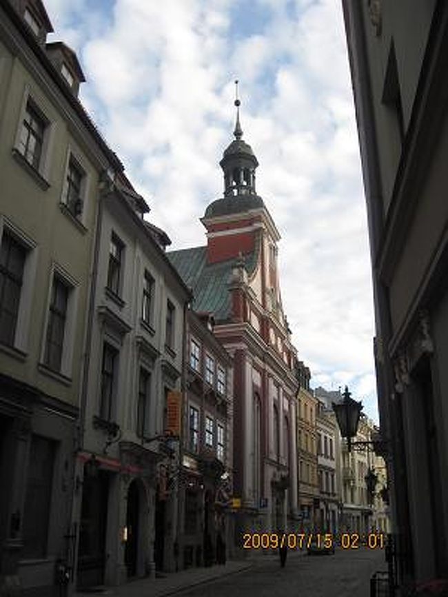 ふと思う。<br />「何か、違う気がする。」<br />こんな観光地巡りなんかどうでも良いのに・・・<br />Rigaの旧市街に響く、学生の「雪山賛歌」を聞きながらそう思った。<br /><br />ねたになりそうな出来事があったので報告。<br />朝5時起きで、写真にあった相撲の隣の公園で木刀で素振り500回やっていた。<br />警官が寄って来て、<br />「頑張るね、日本人かい?」<br />「そうだよ」<br />「そこのジャパニーズレストランの従業員?」<br />「違うよ、ただの旅行者さ。この先のホステルに泊まっている」<br />「そう、それ何ていう武道?」<br />「剣道って言うんだよ」<br />こんな感じの会話だった。<br />終わって部屋に戻って30分くらいすると、消えていたドミの明かりが点けられ、2mもあるような拳銃持った警官が3人踏み込んで来た。<br />何事かと思ったが、ベッドでじっと警官を眺めていた。<br />先頭のひとりが銃口を俺に向け、<br />「立て」と言う。<br />言われたとおりに立つ。<br />そして2番目がベット脇の袱紗に入れた木刀を調べ始める。<br />「ははぁ」俺は何となく理解した。<br />「ok ここじゃ迷惑だ。　go outside」<br />そう言って警官全員部屋から出した。<br />外に出るとフロントの昼とは違うデブ女が立っていた。<br />警官は俺に袱紗から取り出して良いか?と聞いて来たので、勿論と答えた。<br />そして出てきた木刀を見て、<br />「すまない。誤解があったようだ」<br />それだけ言うと暇じゃないらしく、さっさと帰って行った。<br />フロントのデブ女は警官に何かしきりに言っていたが。<br />このデブ女は極普通の事をやったに過ぎない。<br />俺を変質者と思い警察に通報した。<br />ただそれだけの話だ。<br />部屋に戻り、起こしてしまった両隣に詫びた。<br />「問題ない。面白かったわよw」<br />隣のデンマーク女は悪戯っぽい眼でそう言った。