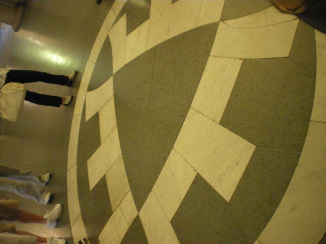 市庁舎床にあるスリークラウンの紋様