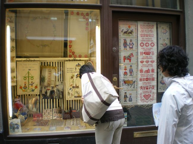 ガムラスタンの刺繍ショップ<br />残念ながらお店が閉まっていて店内は見られませんでした