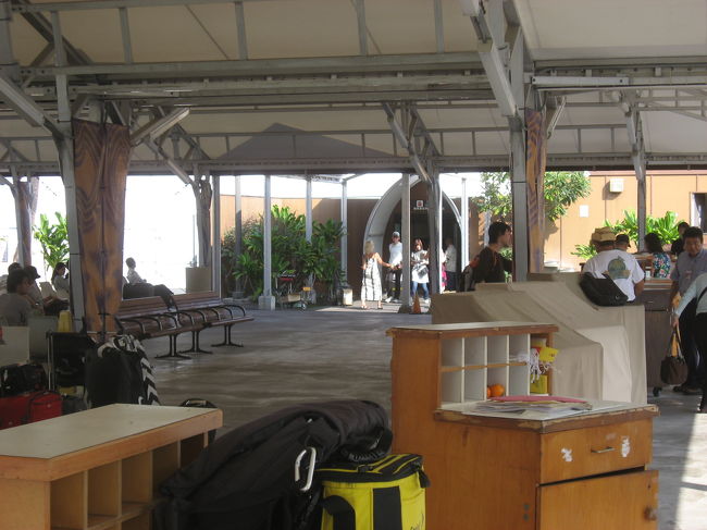 ハワイ島Kona airportの出口です。ローカルチックで親しめます。<br />朝の１０時過ぎ。　Aloha Hawaii<br /><br />