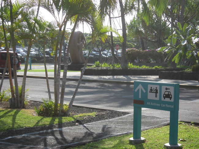 今回はレンタカーを事前予約したので、レンタカーの標識に従って。