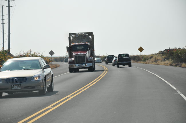 午後３時までチェックイン出来ないので、８人乗りワンボックスカーを駆って　Kailua konaの街へ向かう。<br />久しぶりの右側通行運転にやや緊張。