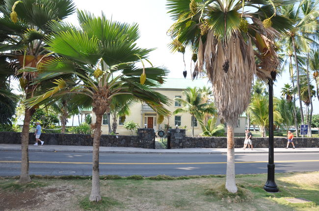 教会の通りを隔てた海側には、Hulihee palace。