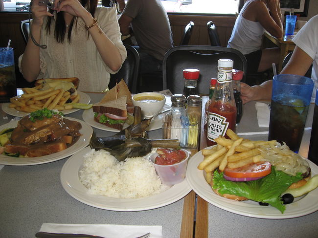ガイドブック片手に"Big island grill"なるファミレスでランチ。中は満員で、周りで食べているものを横目で見つつ選びましたが、５人で５品。失敗です。<br />味ではありません。そうこの量を予測していませんでした。<br />そうしてみると、皆さん非常に立派な体格の方が殆どで、スレンダー（というか普通のメタボで無い）体格に人は、ドイツ人らしい夫婦と現地の東南アジア系の女性くらいで、その方々は帰りにDoggy Bagを貰い持ち帰っていました。（我々も同様に）<br />