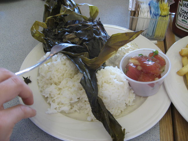 これは　アヒ（マグロの醤油付け）と左は肉の蒸したもの。
