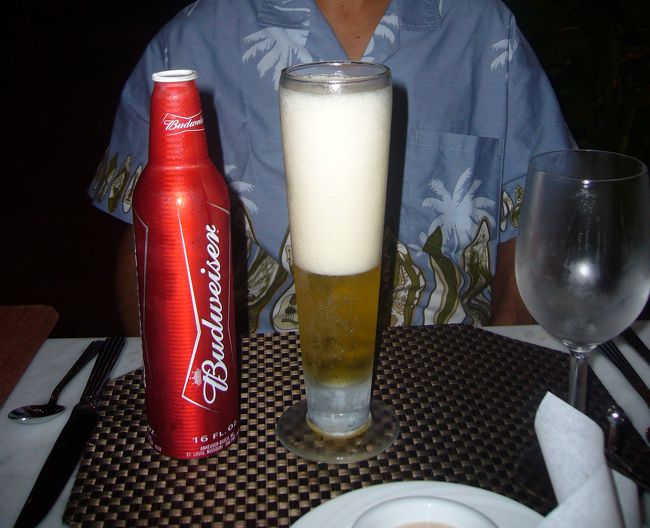 ローカルビールも頼みました。<br />ビールは東南アジアでもそうですが、その土地の湿度と気候にあうローカルのビールが一番です。