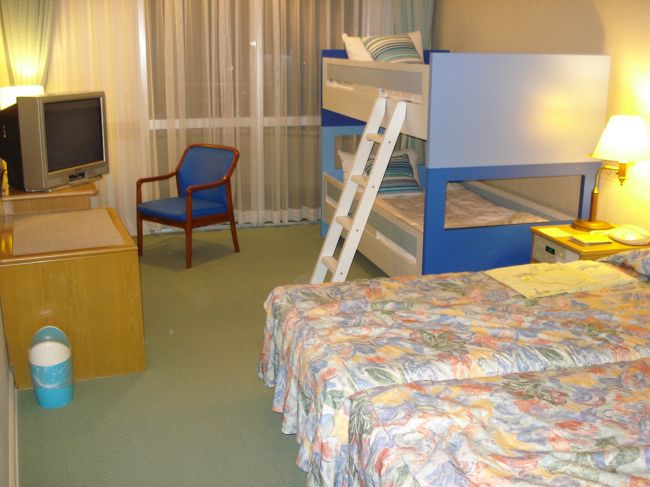 一つ目の部屋には<br />シングルベッドｘ２<br />２段ベッド<br /><br />４人泊まれますね