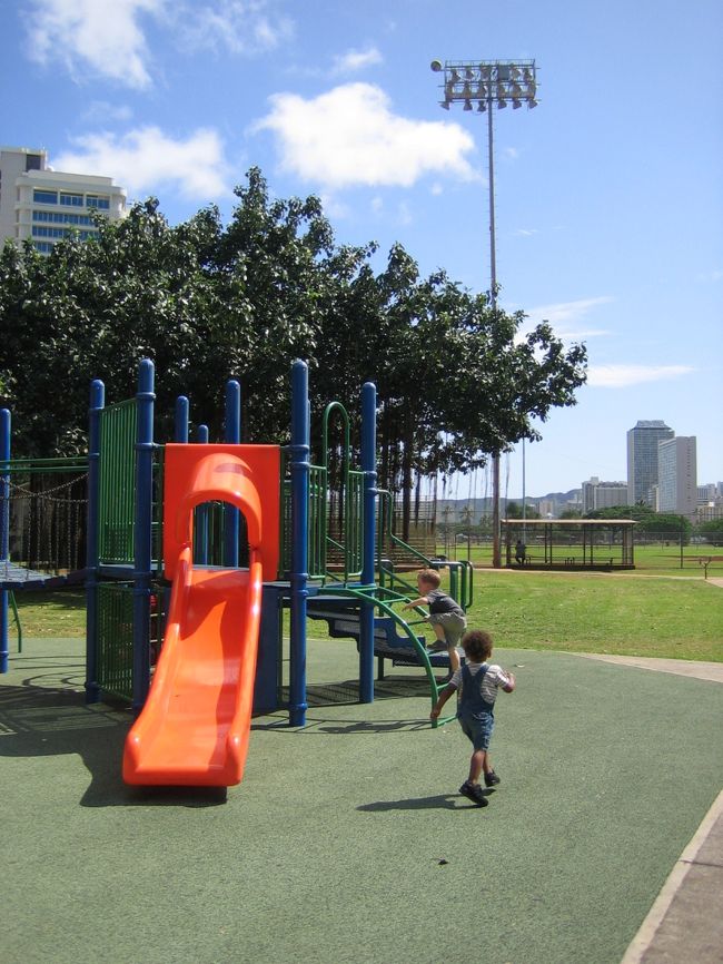 運河沿いに歩きます<br /><br />公演では子供たちが元気よく遊んでいました