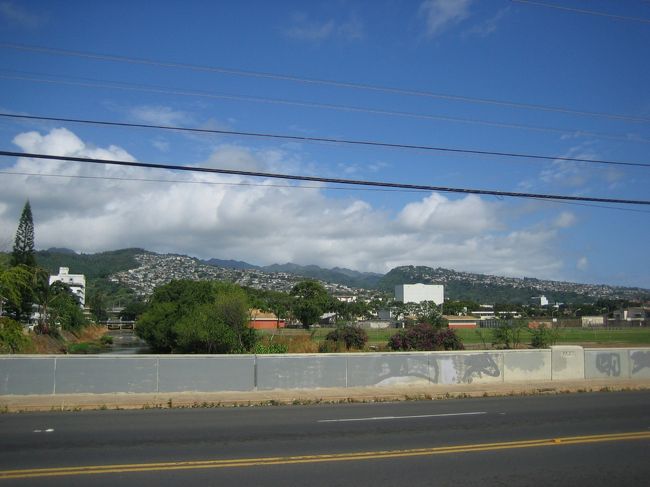 運河を少し外れて<br />ホノルルの山あいの町を左手に見ながら進みます<br /><br />暑い・・＠＠