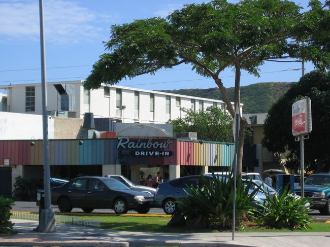 レインボードライブインを発見！<br /><br />カピオラニ公園に向かって歩いてます（＾−＾）