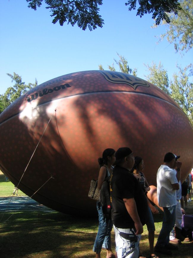 公園そばの広場で<br />『スーパーボウル』のイベントやってた！<br /><br />でっかいアメフトボールが(^_^;)