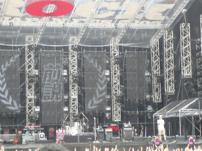 グラスステージ<br /><br />一日の始まりは朝礼。<br /><br />総合プロデューサー　渋谷陽一氏