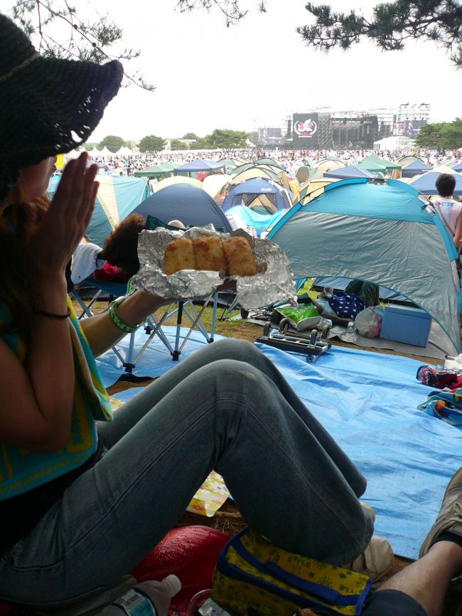 テントエリアのちょこっと小高くなった処でランチ休憩。<br /><br />HYが見えます。