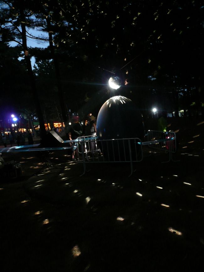 ユアソンに夢中でいつの間にか暗くなっていました。<br /><br />サウンドオブフォレスト　ミラーボール☆<br /><br />海浜公園で言うと「たまごの森」の場所にミラーボールです！！<br /><br />ミラーボールの下のたまごオブジェもキラキラ光ってます☆