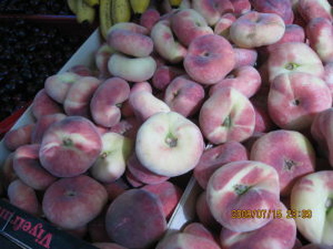 桃?<br />桃なのか?<br />形は月餅みたいだけど。