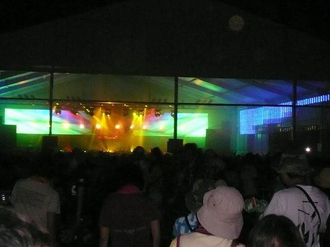 DJブース<br /><br />まだまだ元気な人は22:00まで踊りまくっています。